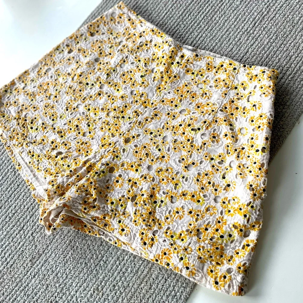 Urban Outfitters Balboa High Rise Yellow White Daisy Eyelet Shorts Size Small